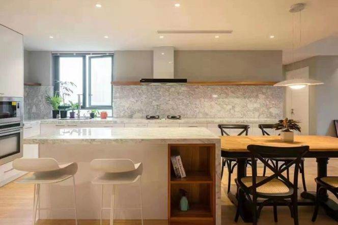 Modern 3brs with balcony and wall raditor in central downtown 