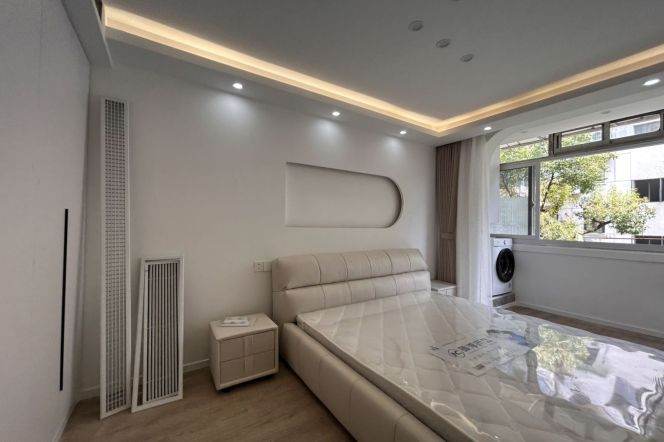 Spacious 1Br | Hanzhong rd & Changping rd metro L7 | Suzhou Creek | All south