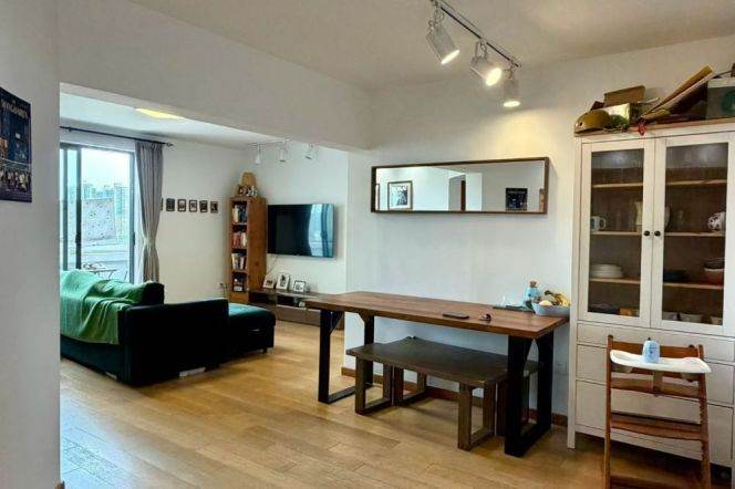 High-rise Spacious 3br/2bt Flat with double Balconies