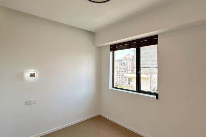 Brand New apt- 2brs - high floor with obstructed view- convenient location-Yanping Road 