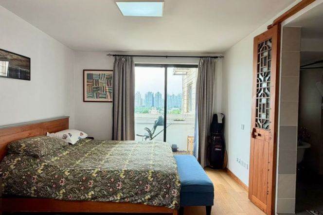 High-rise Spacious 3br/2bt Flat with double Balconies