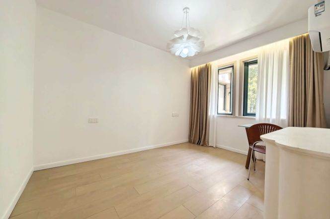 4 Brs, 2 Baths, Floor heating/Central ac/Oven, 170 sqm @ Fangdian metro L9