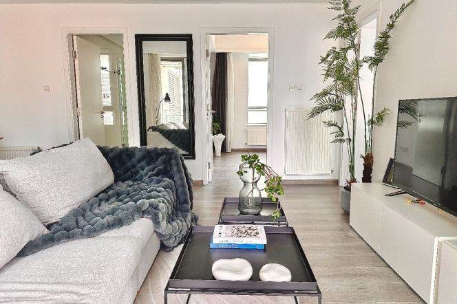 Modern 3brs with floor heating and balcony in Jing an area