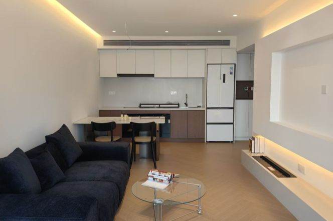 Top floor one bedroom Apt+Floor heating+central AC+Oven 2mins to Jing'an Temple