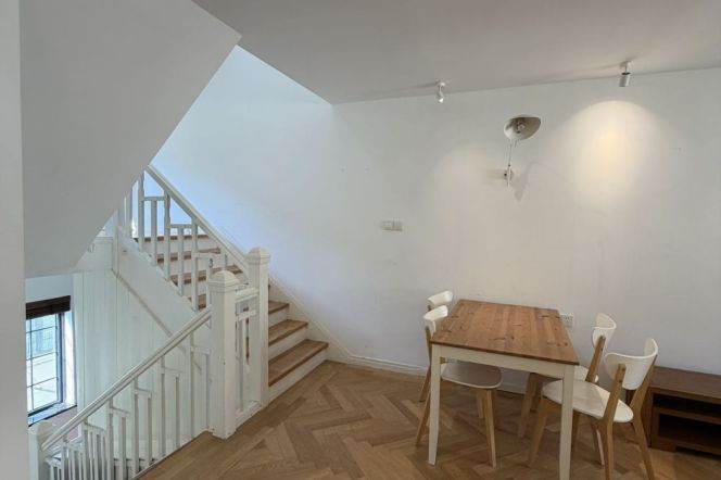 Spacious&Well-lit 2BR 2BA Old Apt nr Jiaotong University Station