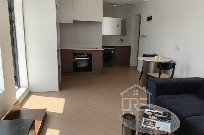 Open balcony one bedroom Apt+Floor heating+central AC+Oven 2mins to Jing'an Temple