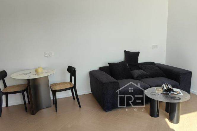 Open balcony one bedroom Apt+Floor heating+central AC+Oven 2mins to Jing'an Temple