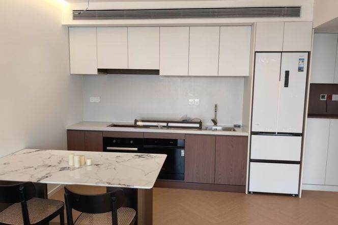 Top floor one bedroom Apt+Floor heating+central AC+Oven 2mins to Jing'an Temple