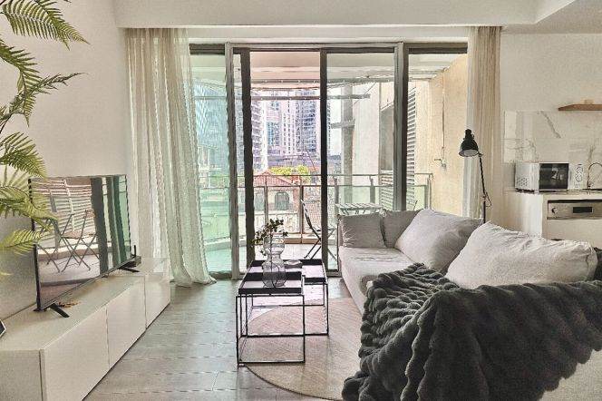 Modern 3brs with floor heating and balcony in Jing an area