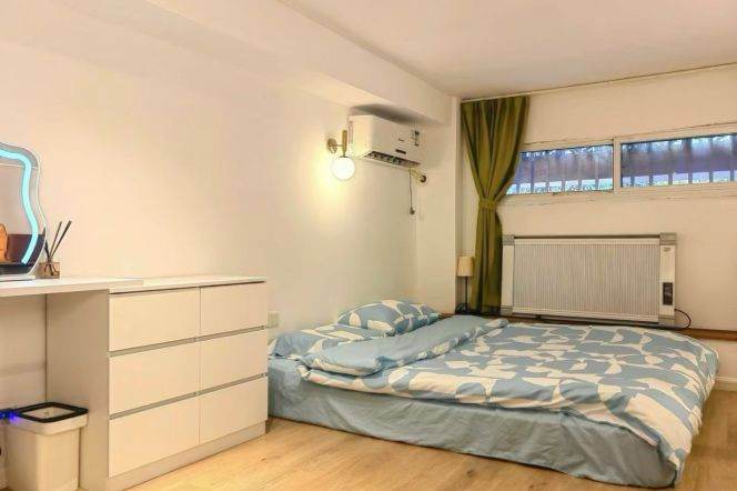Lovely and cozy one bedroom near Xujiahui station 