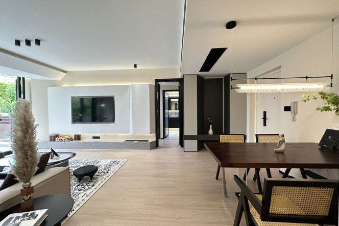2 Brs, 2 Baths, Open Balcony/Floor heating/Dish washer, 120 sqm @ Songyuan metro L10