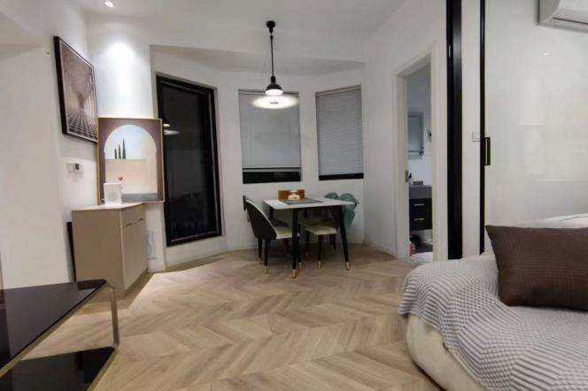 2Br With yard/ChangNing/Jiangsu Road L11,2