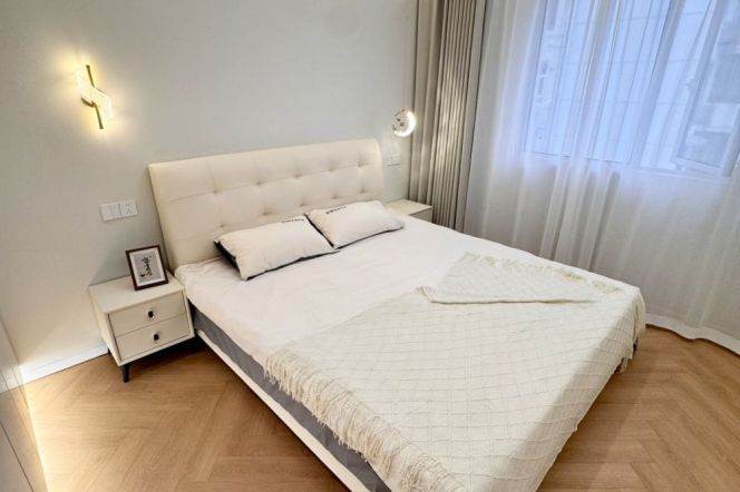Jing'an Temple, 1-bedroom apartment with central heating, 12.9K per month.