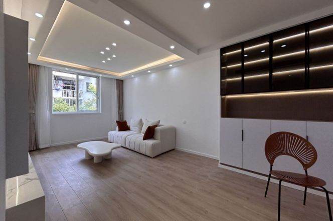 Spacious 1Br | Hanzhong rd & Changping rd metro L7 | Suzhou Creek | All south