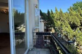 Old apartment on Hunan Road, with large open space and two outdoor balconies ，L 10