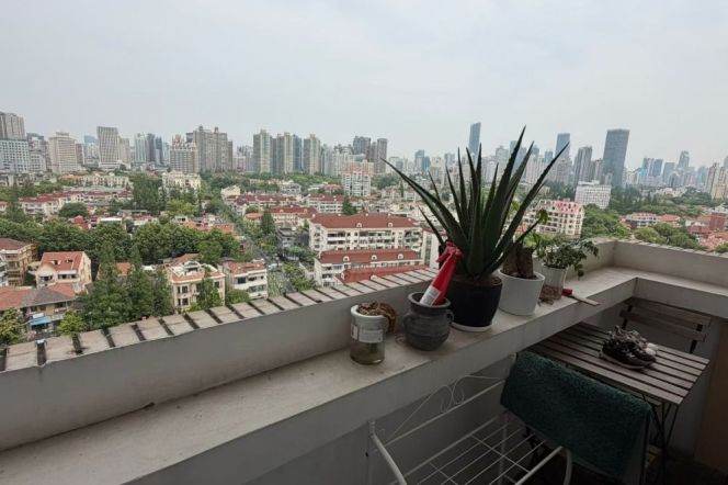 High-rise Spacious 3br/2bt Flat with double Balconies