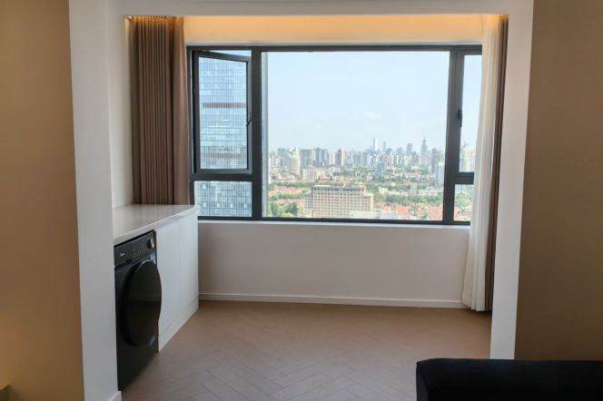 Top floor one bedroom Apt+Floor heating+central AC+Oven 2mins to Jing'an Temple