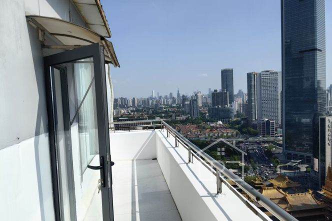 Open balcony one bedroom Apt+Floor heating+central AC+Oven 2mins to Jing'an Temple