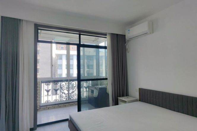 Good layout 3 br with 4 balcony in XuJiaHui center .easy to L 1/9/11