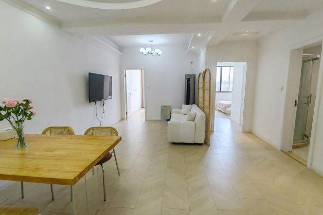 Good price 2 br with 2 baths in XuHui. 5 mins walking to L 7/9 ZhaoJiaBang Rd St.