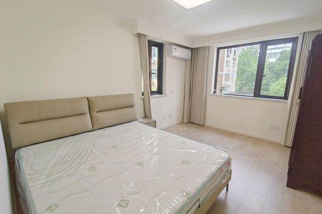 Spacious 1 br in XuJiaHui center with Green View. easy to L 1/9/11