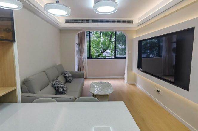 Modern 1 br with Nice Open kithchen 3 mins walking to L 10 ShuiCheng Rd St.near GuBei Area