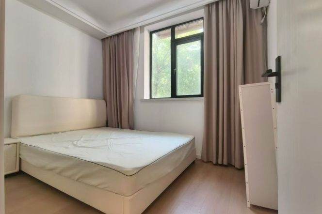 Spacious 1br 2lr/big living room/all bright room/60 sqm,Loushanguan rd@L15/2