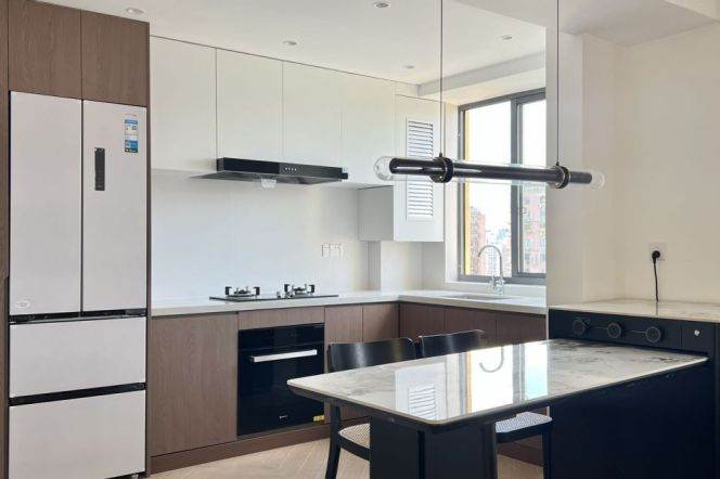 Spacious 2Brs/2Lrs/1Bt apt nr Jingan temple,M2/7/14