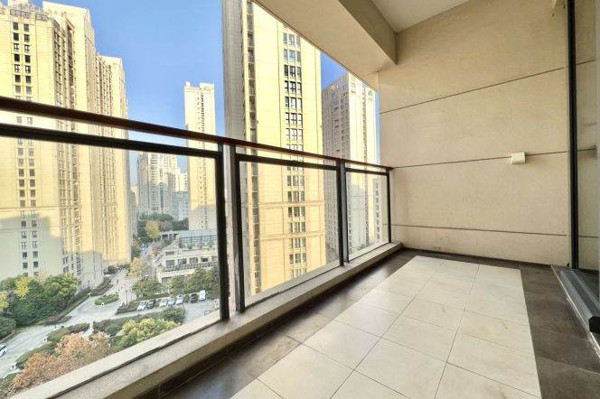Modern 2brs with balcony in Xintiandi area