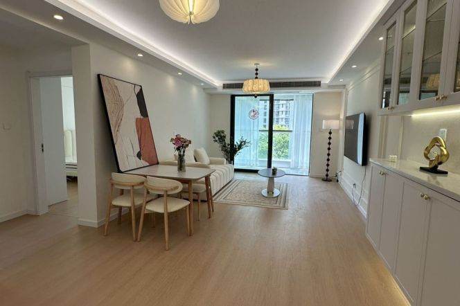 Fabulous two bedrooms elevator apt Near Suzhou River ,Zhenping Rd
