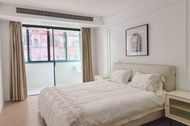 Spacious one bedroom Apt with central AC+oven @L11/13 Longde Rd
