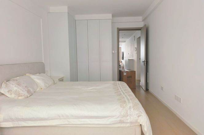 Spacious one bedroom Apt with central AC+oven @L11/13 Longde Rd