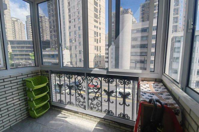 Good layout 3 br with 4 balcony in XuJiaHui center .easy to L 1/9/11