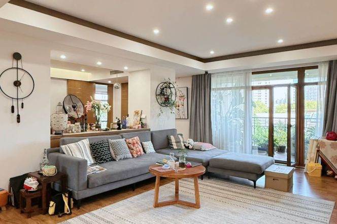Modern 3plus 1 with floor heating and balcony in  central downtown 