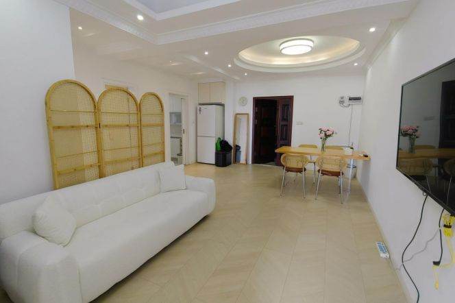 Good price 2 br with 2 baths in XuHui. 5 mins walking to L 7/9 ZhaoJiaBang Rd St.
