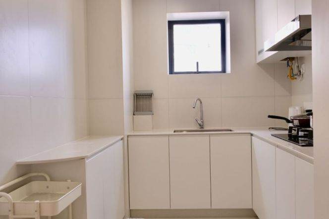 Super nice modern 1 room 4K in shared apt. golden location M2/12/13 Nanjing (W) Rd.