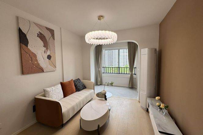 Modern 2 br  easy to NYU shanghai, 6 mins walking to L 8 lingzhao xincun st.