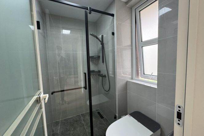 Modern 2 br  easy to NYU shanghai, 6 mins walking to L 8 lingzhao xincun st.