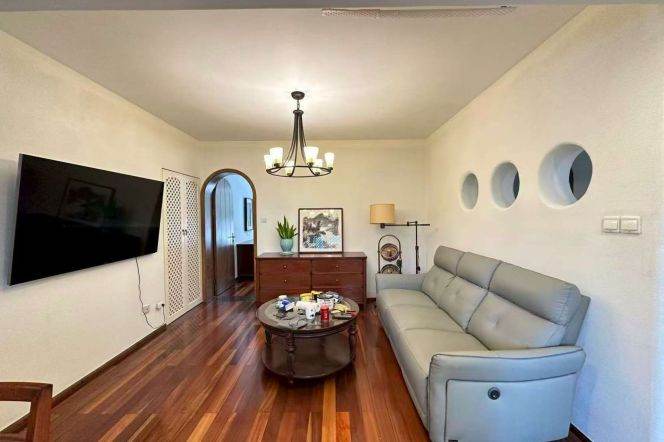 Tasteful 2+1BR Apt in Clove Apt / Huashan Rd