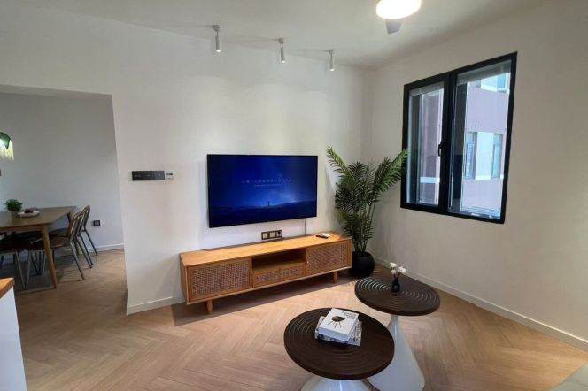 Modern 1br/75sqm & heating/oven@Jiangsu Rd & Line 2/11