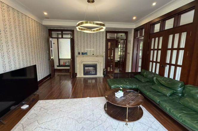 Historic APT high ceiling 1+1BR Huaihai Rd 23k