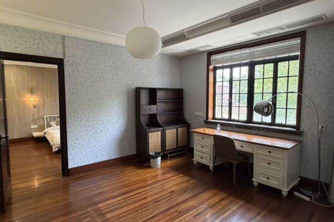 Historic APT high ceiling 1+1BR Huaihai Rd 23k