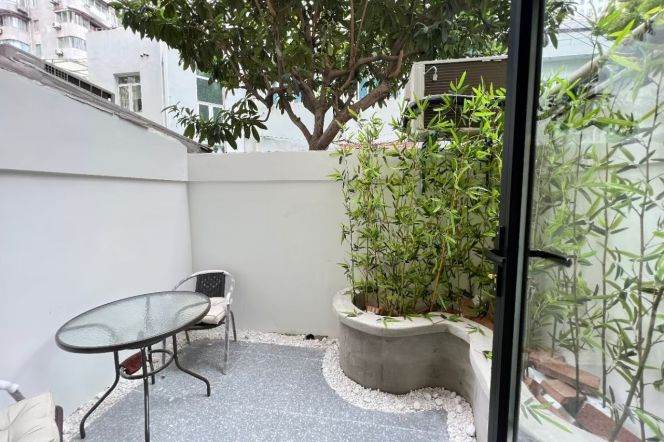 Private garden nice modern 1 br with big oven open kitchen M2/11 Jiangsu Rd. 