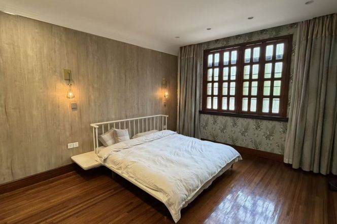 Historic APT high ceiling 1+1BR Huaihai Rd 23k