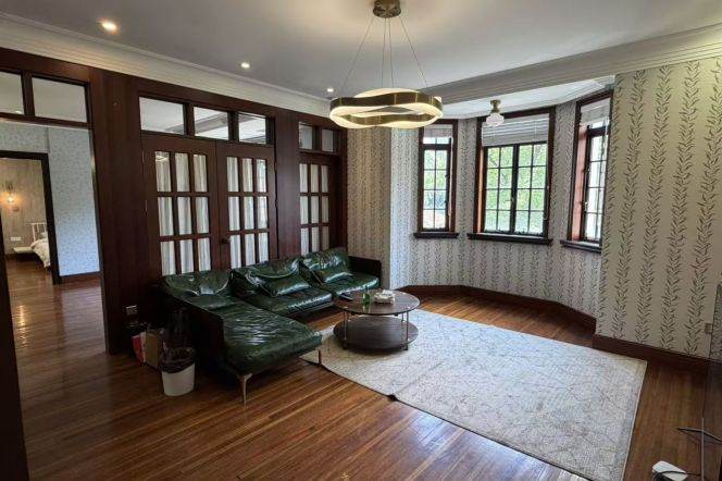 Historic APT high ceiling 1+1BR Huaihai Rd 23k