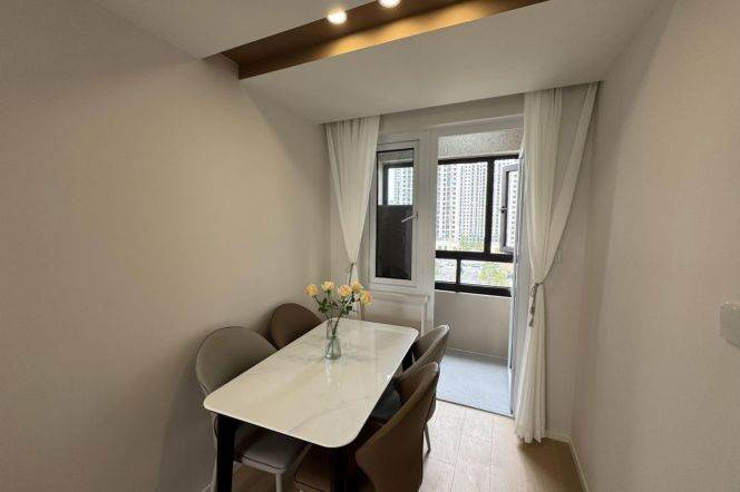 Modern 2 br  easy to NYU shanghai, 6 mins walking to L 8 lingzhao xincun st.