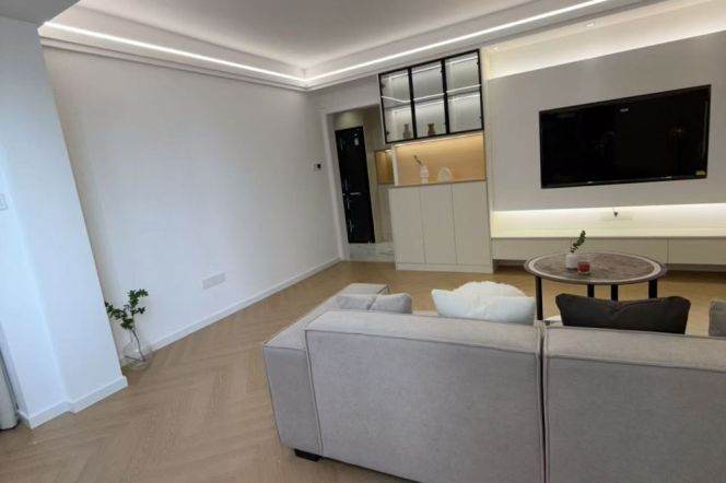Elevator Spacious 1Br/2Lr/1Bt Close to L2/11 Jiangsu Rd Metro Station 