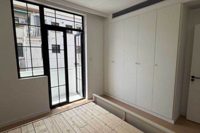 jiangsu rd 1Br/big living room/out balcony @L2/11