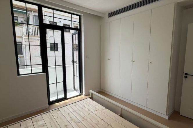 Renovated 1br with balcony near Jiangsu Rd M2/11