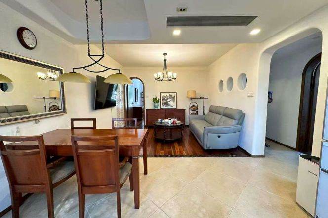 Tasteful 2+1BR Apt in Clove Apt / Huashan Rd